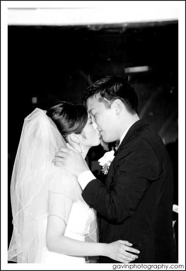 wedding first kiss